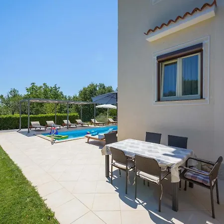 Eufemia Near With Large Garden And Outdoor Playground For Kids فيلة بوريتش