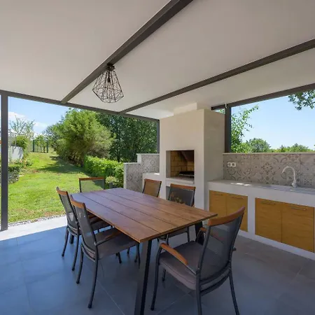 Eufemia Near With Large Garden And Outdoor Playground For Kids فيلة بوريتش