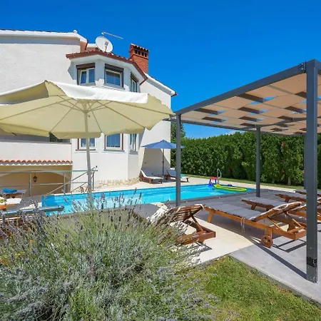 Eufemia Near With Large Garden And Outdoor Playground For Kids بوريتش